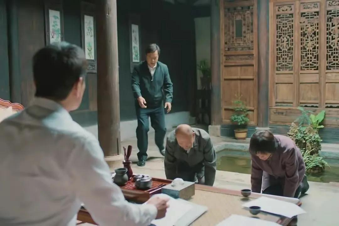 赵丽颖的《幸福到万家》大火也首先把陋俗“婚闹”推到了大众眼前