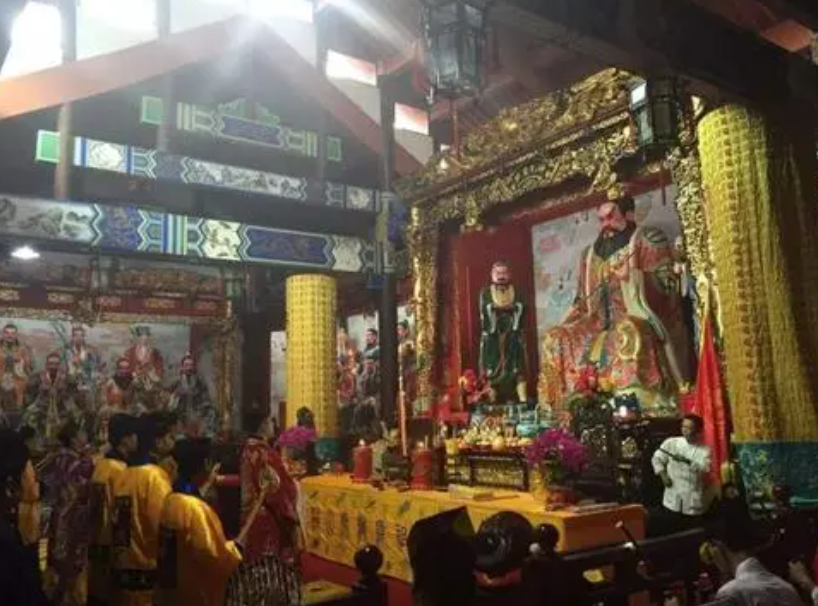 1969年，最后一任张天师撒手人寰后继无人，接班乱象频出