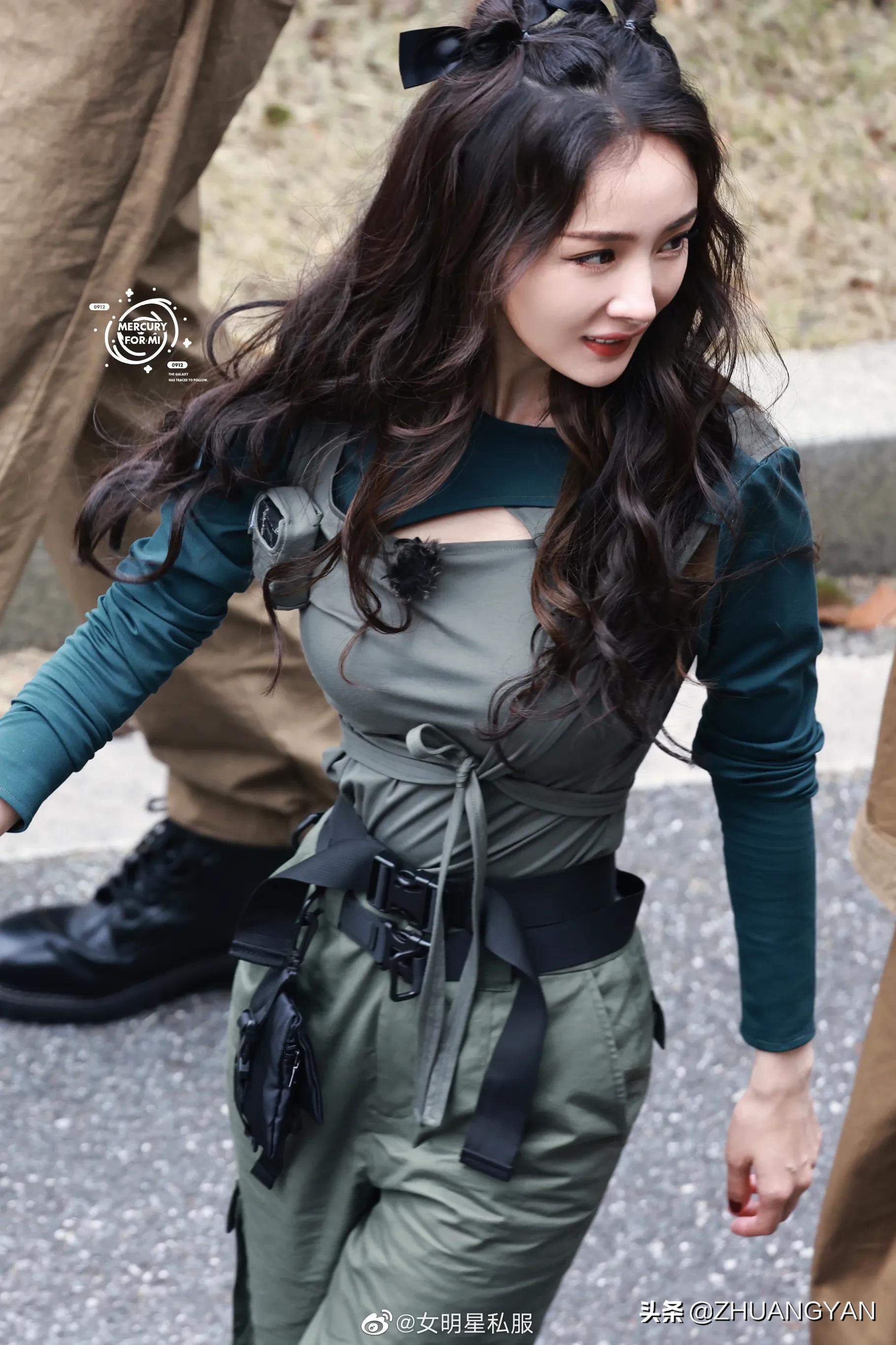 杨幂密室大逃脱的路透照公开，长得美身材辣，走起工装风又甜又酷