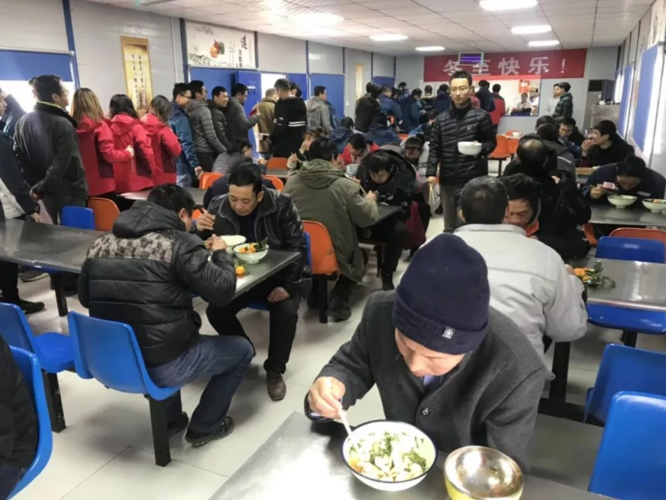 24岁外国女大学生倒追45岁农民工，今已成婚生子，计划在成都买房