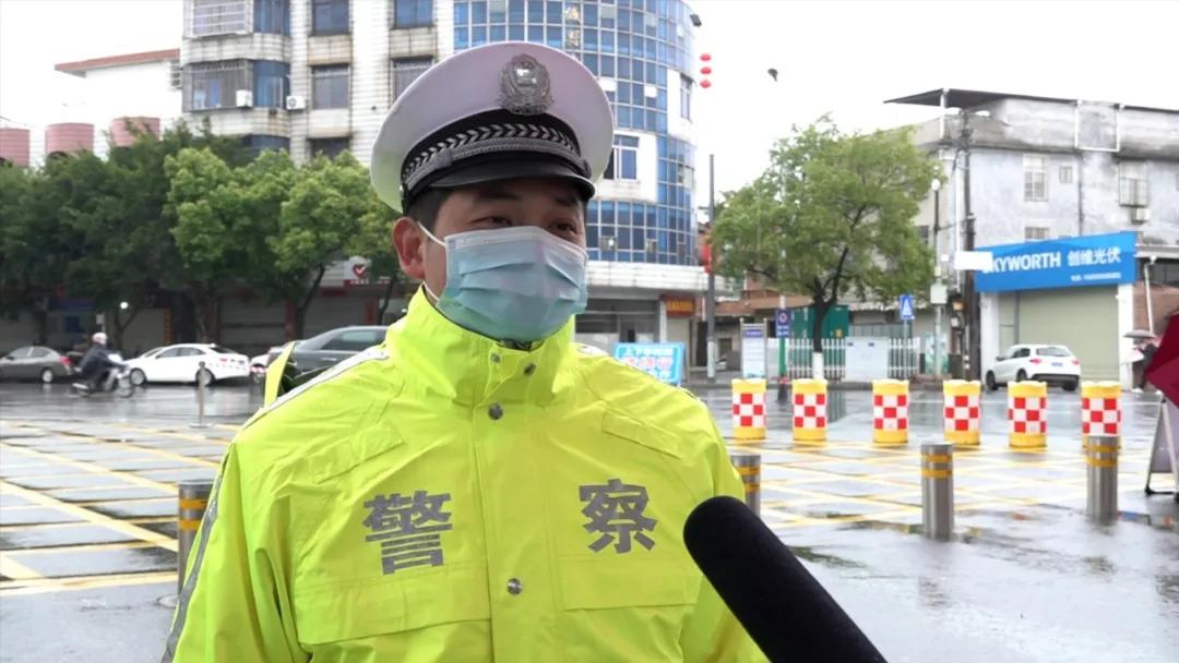 春季開學第一天 連城交警全力護學保平安
