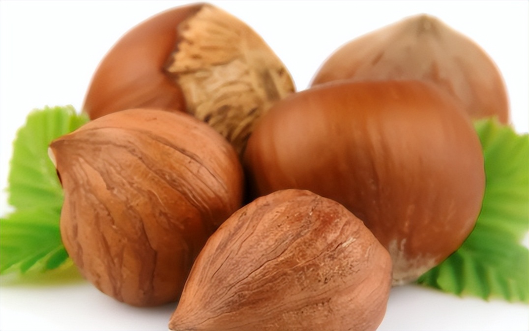 榛子怎么读拼音:zhēn zi榛子,又名山板栗,尖栗或棰子.