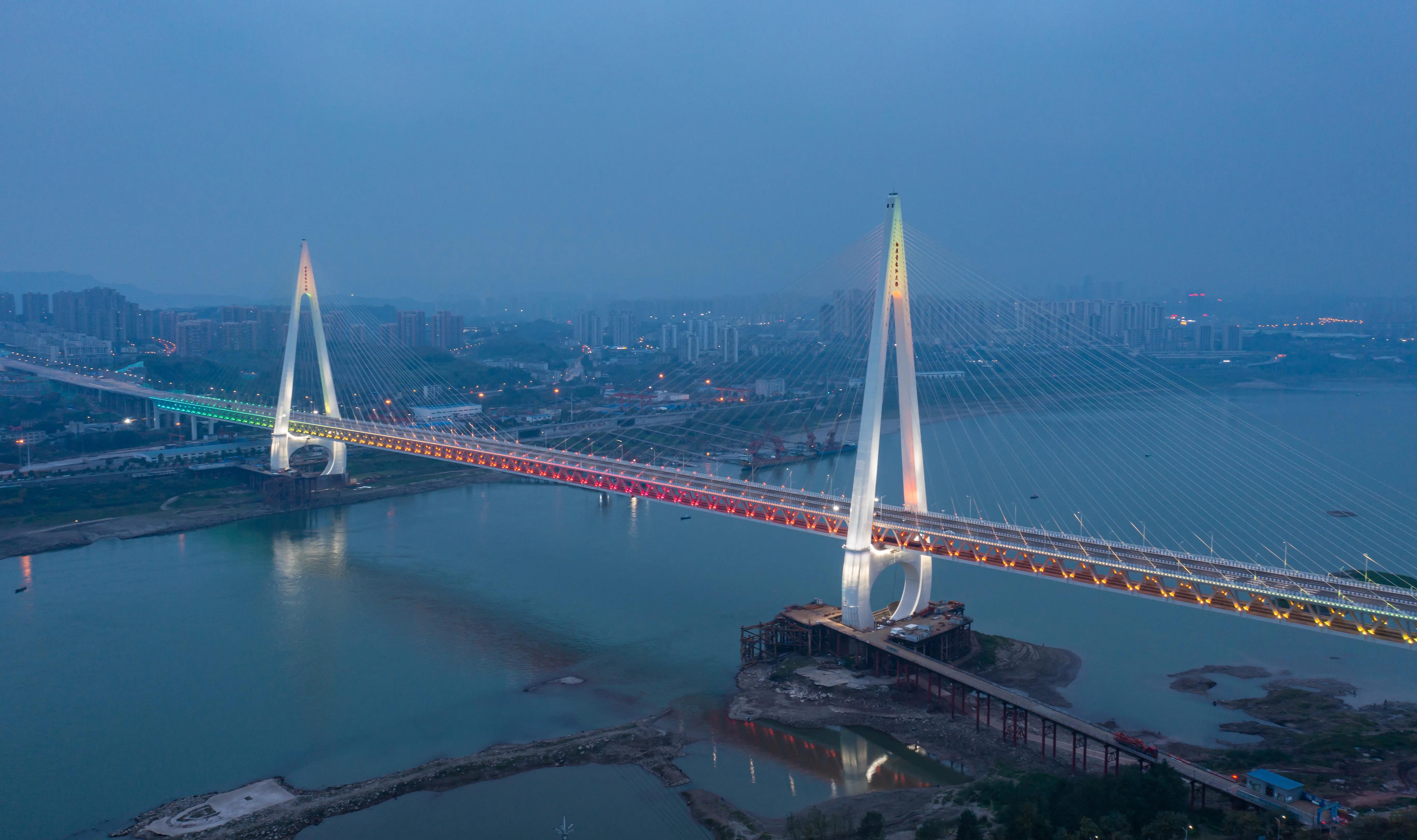 世界最大跨径公轨两用钢桁梁斜拉桥建成通车