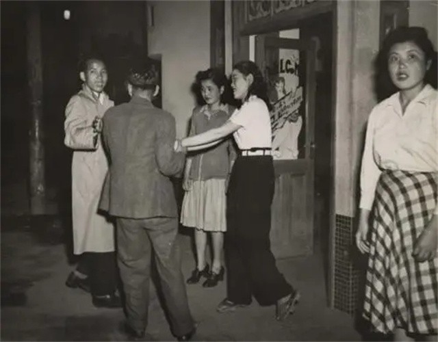 日本烟花女子74岁仍站街，街头60年一直拉客，却备受日本人尊重