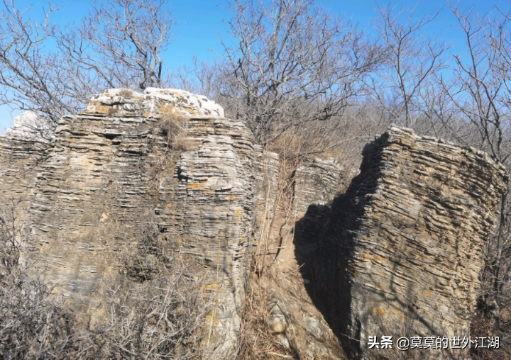 北京昌平，徒步登山的蜿蜒小路，曲径通幽，怪石嶙峋，冰瀑成群