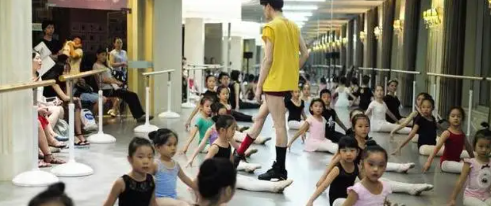 46岁“巨婴”郭冷：除了跳舞，连衣服都不会洗，年入百万无人敢嫁