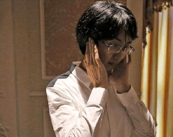 17年前，浙江19岁男孩背着母亲上大学，29岁不顾反对变性为女人