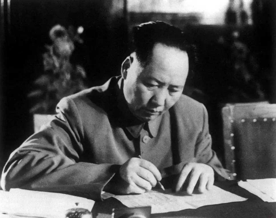 毛岸青找对象，毛泽东警告“别说是我儿子”，结婚时送来两份大礼