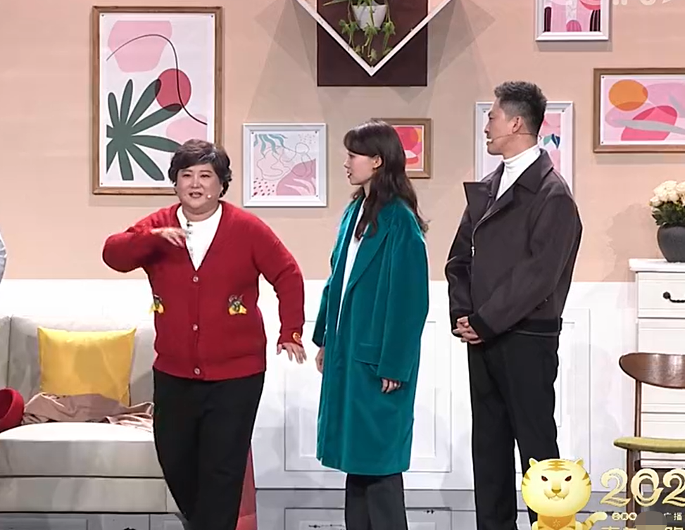 贾玲小品口碑差强人意，全是谐音梗，张小斐湖绿色外套意外火了