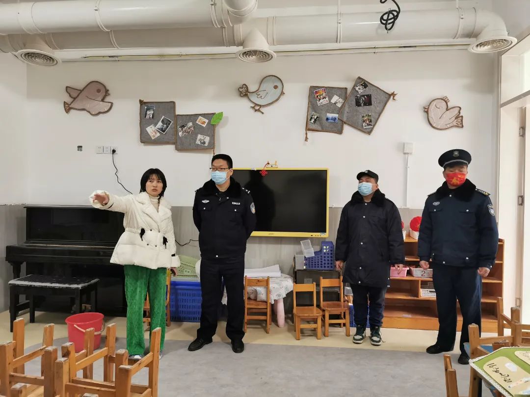 德阳市第一幼儿园邀请民警进园开展安保人员培训会议