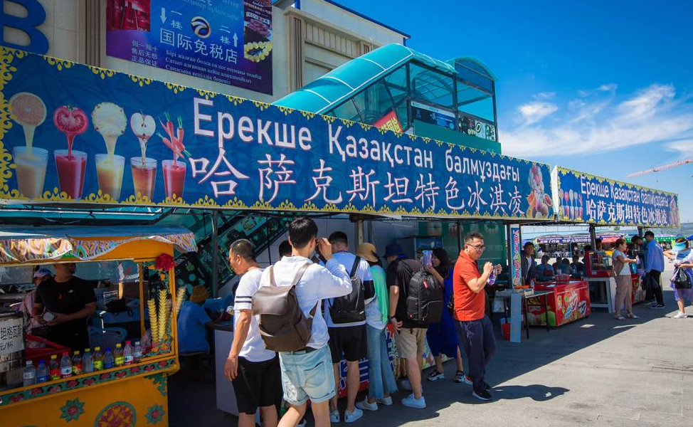 24岁外国女大学生倒追45岁农民工，今已成婚生子，计划在成都买房