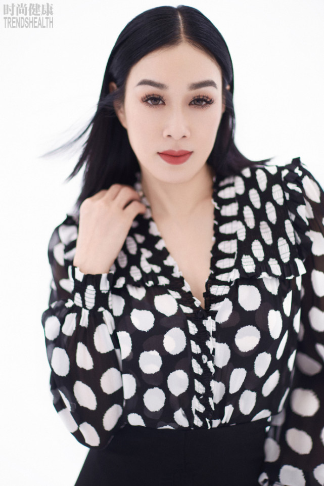 钟丽缇与俩女儿写真曝光，Jaden颜值逆袭星范儿足，考拉最像妈妈
