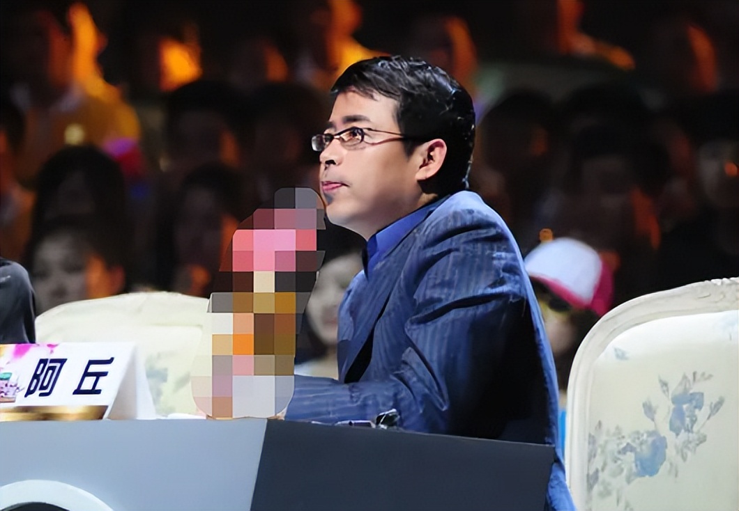 曾经的央视名嘴阿丘，因一句“向世界道歉”，彻底身败名裂