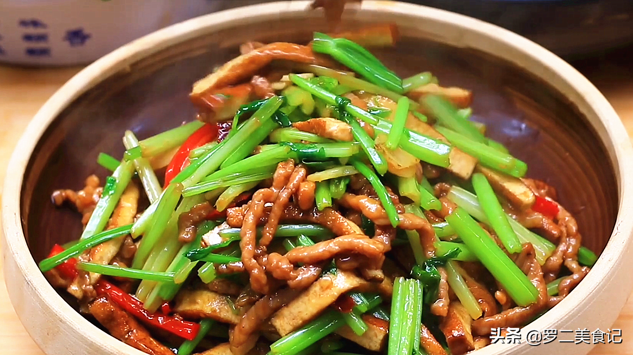 芹菜香干肉丝(饭店级芹菜烹饪方法过年必备快收藏)