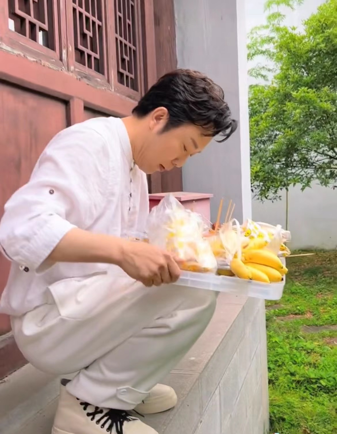 李玉刚蹲路边吃小吃，狼吞虎咽还直接上手，为护食一把推开助理