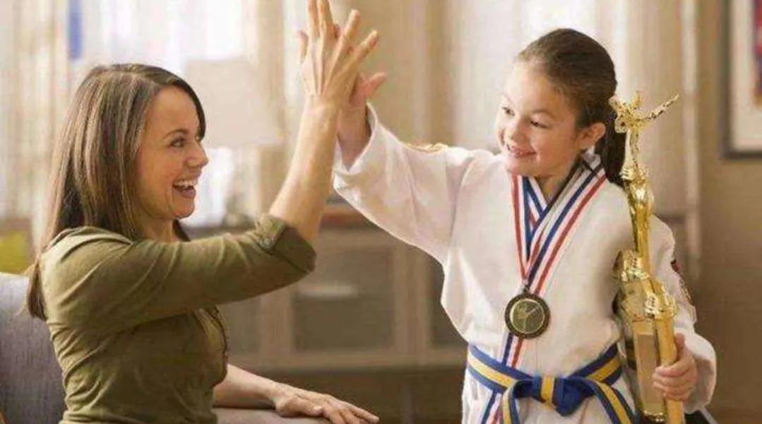 你还在用“你真好你真棒”空洞赞美孩子吗？有效的鼓励该怎么做？