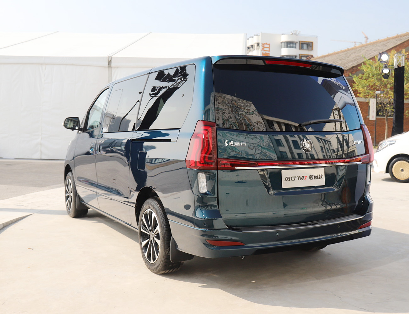 东风7座轿车东风风神商务车七座