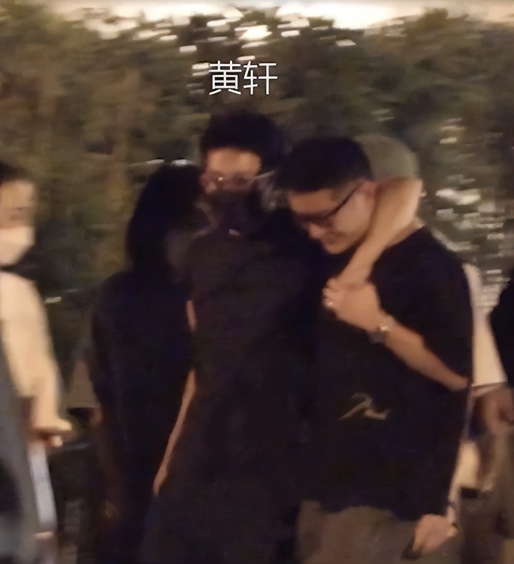 37黄轩深夜和友人聚餐！喝得大醉要人搀扶，高颜值圈外女友未现身
