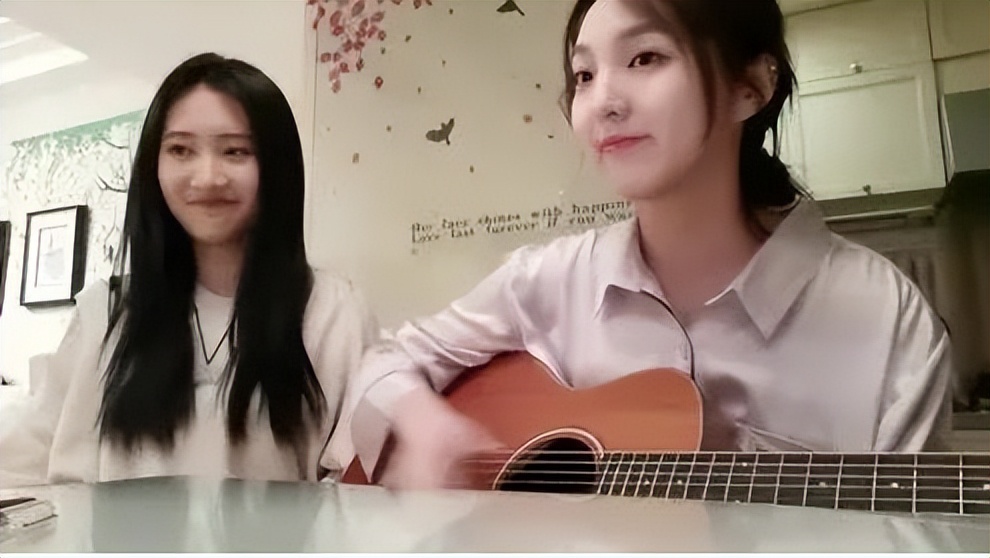 985毕业科班出身，实力不俗被称小邓紫棋，因生病变丑遭外貌羞辱