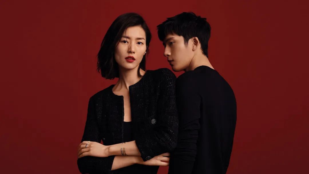 刘雯井柏然恋情曝光，两人穿情侣装显亲密，十指紧扣秀恩爱