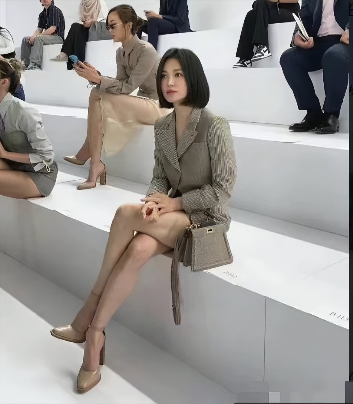 41岁宋慧乔真给韩国人长脸！穿露脐西装高调看秀，大方展现东方美