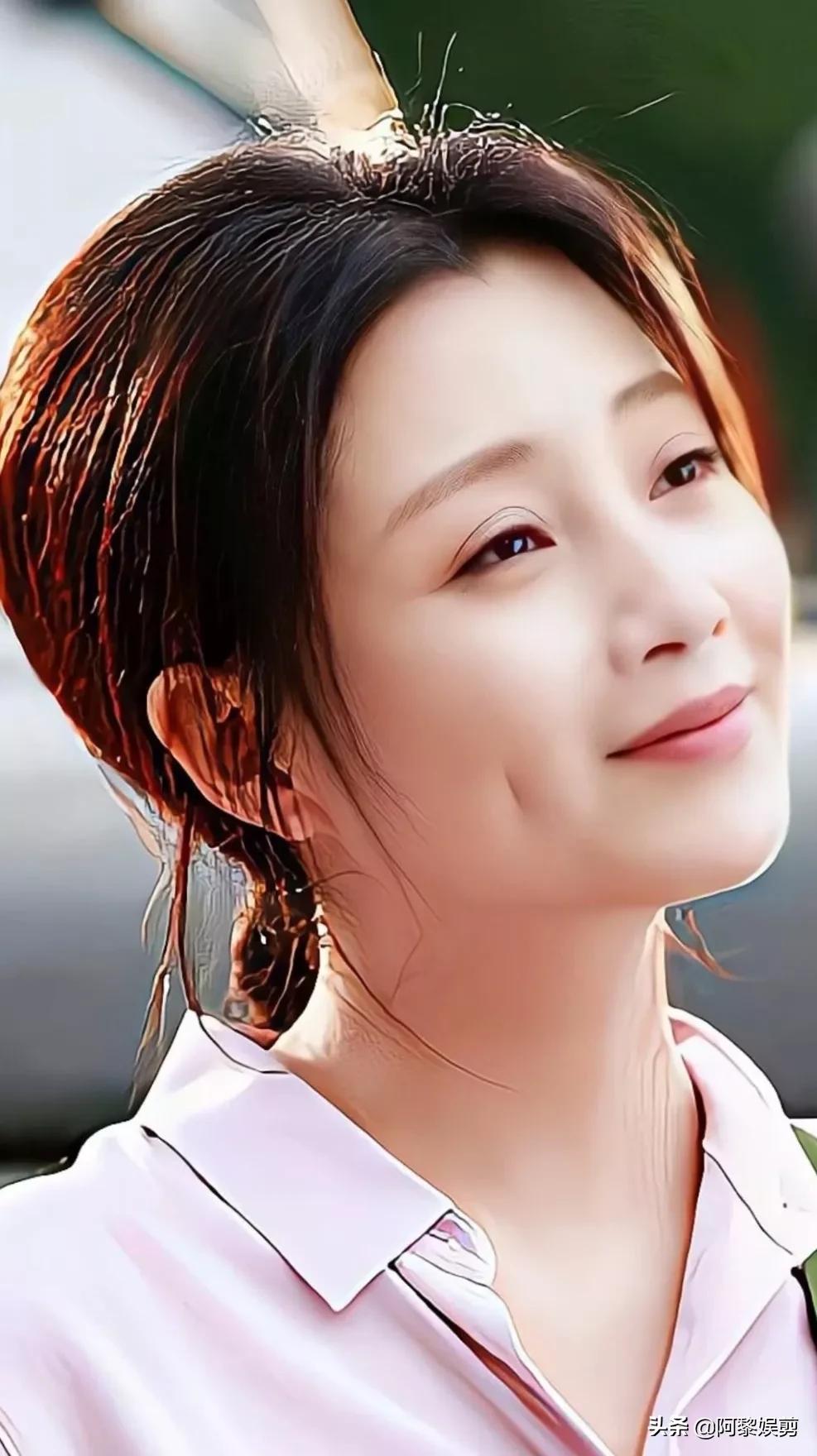 殷桃端庄优雅，肤白貌美