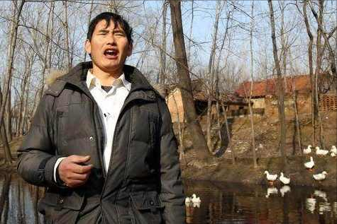 大衣哥前脚给陈萌买首饰，后脚卖废品换馒头，直言：能吃好几天