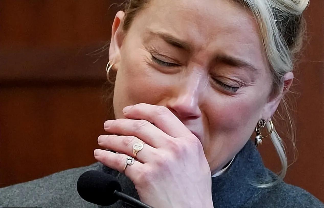 德普前妻花4000万请的顶级律师偷偷哭了，不认同也要硬着头皮辩护