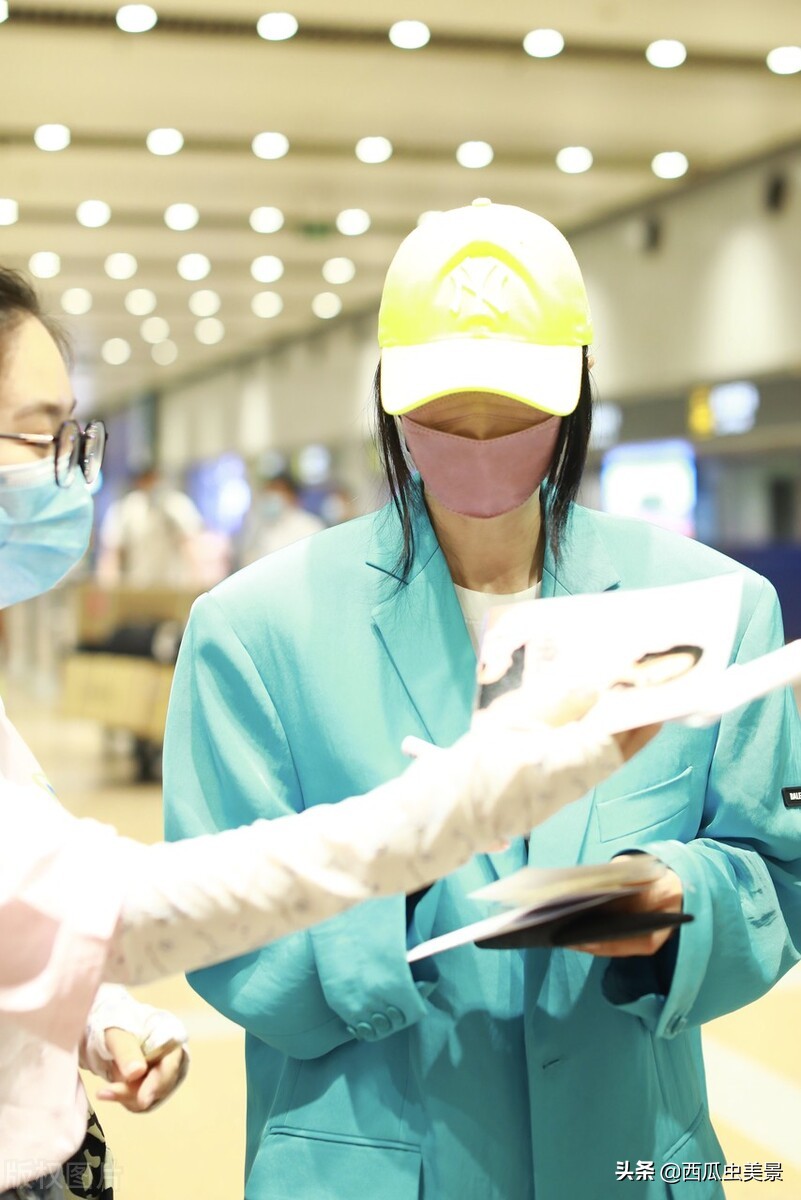 谭维维现身北京机场，湖蓝色西服个性靓眼