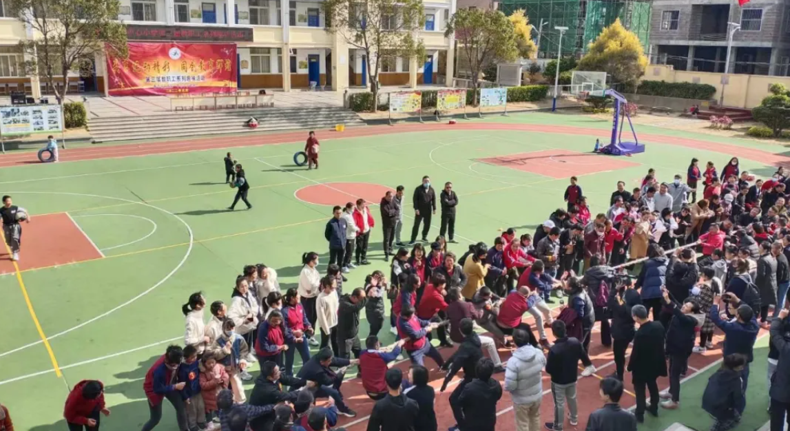 乡村学校趣味运动会，一帧帧画面趣味十足，老师仿若回到童年时代