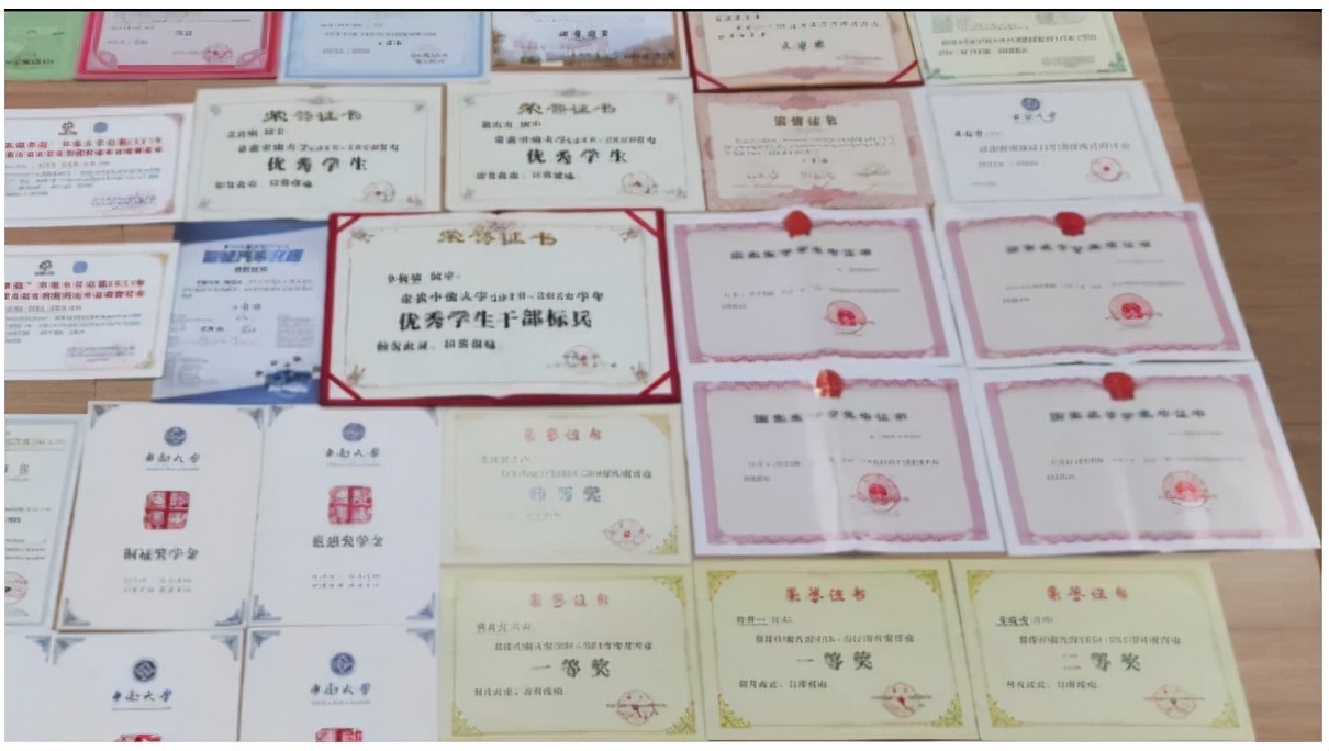 中南大学校草颜值高，本科毕业留校读博，被称为现实版“韩商言”