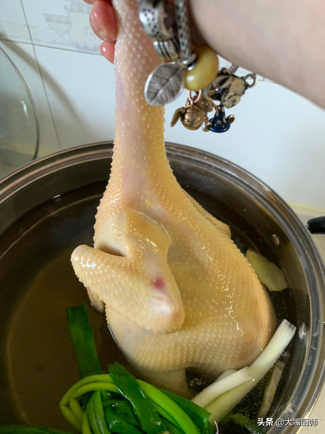 白切鸡直接用水煮，难怪又老又腥！要想皮脆肉嫩，3个步骤是关键