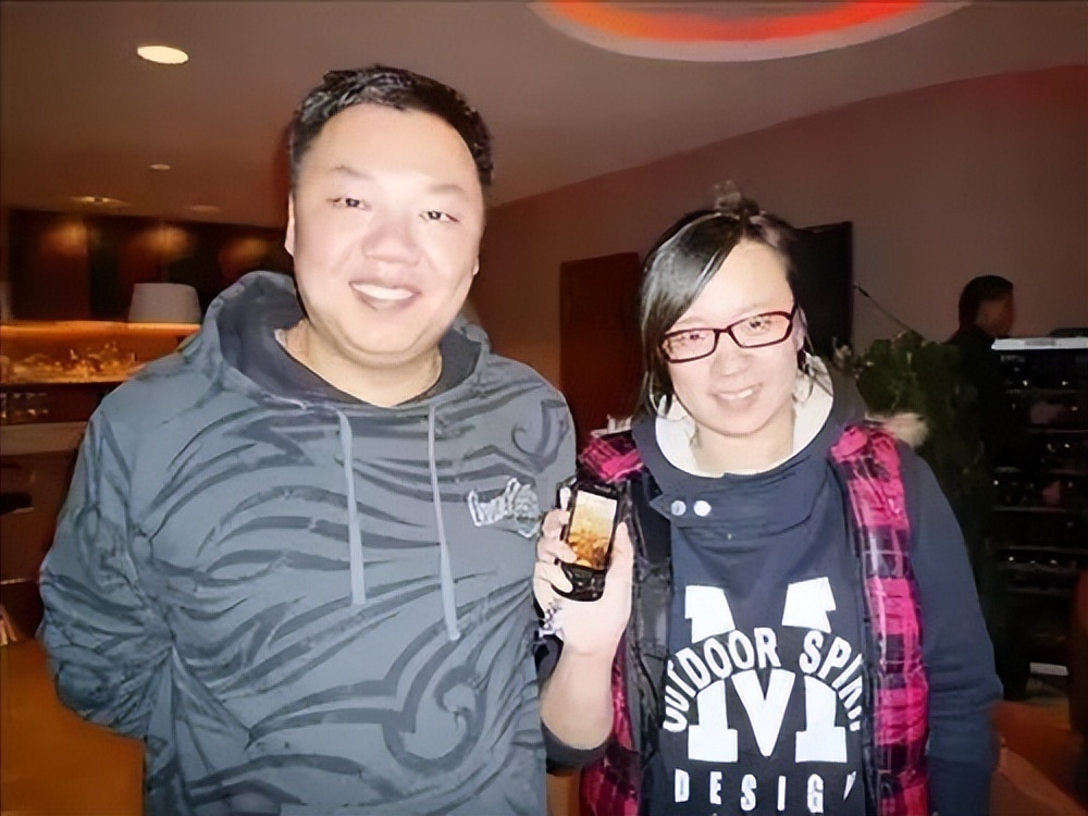 “李大嘴”姜超，相亲20次娶胖妻，38岁才得子，蜗居生活也幸福