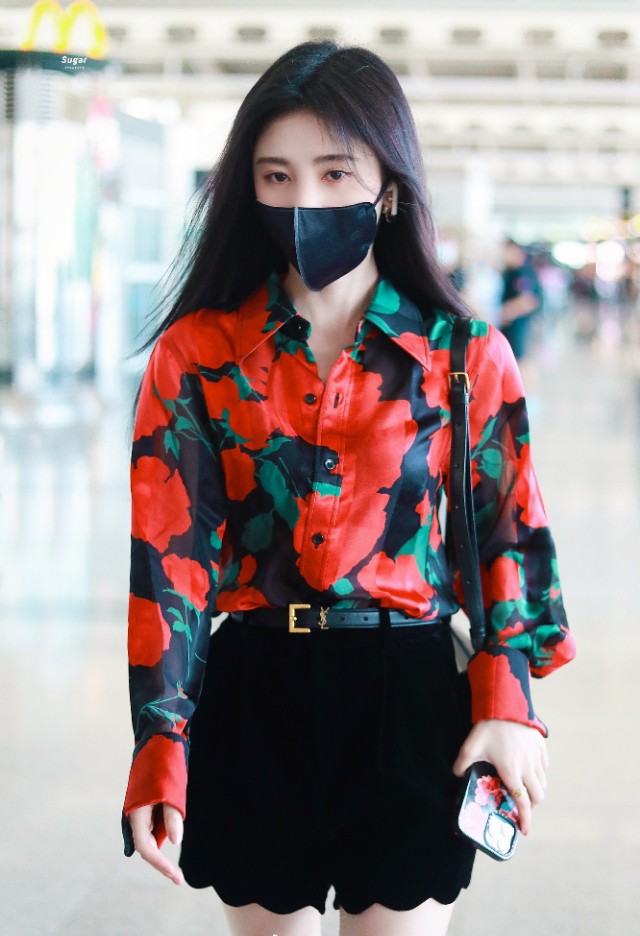 鞠婧祎花衬衫搭配黑色迷你短裤和玛丽珍鞋，好有港风范