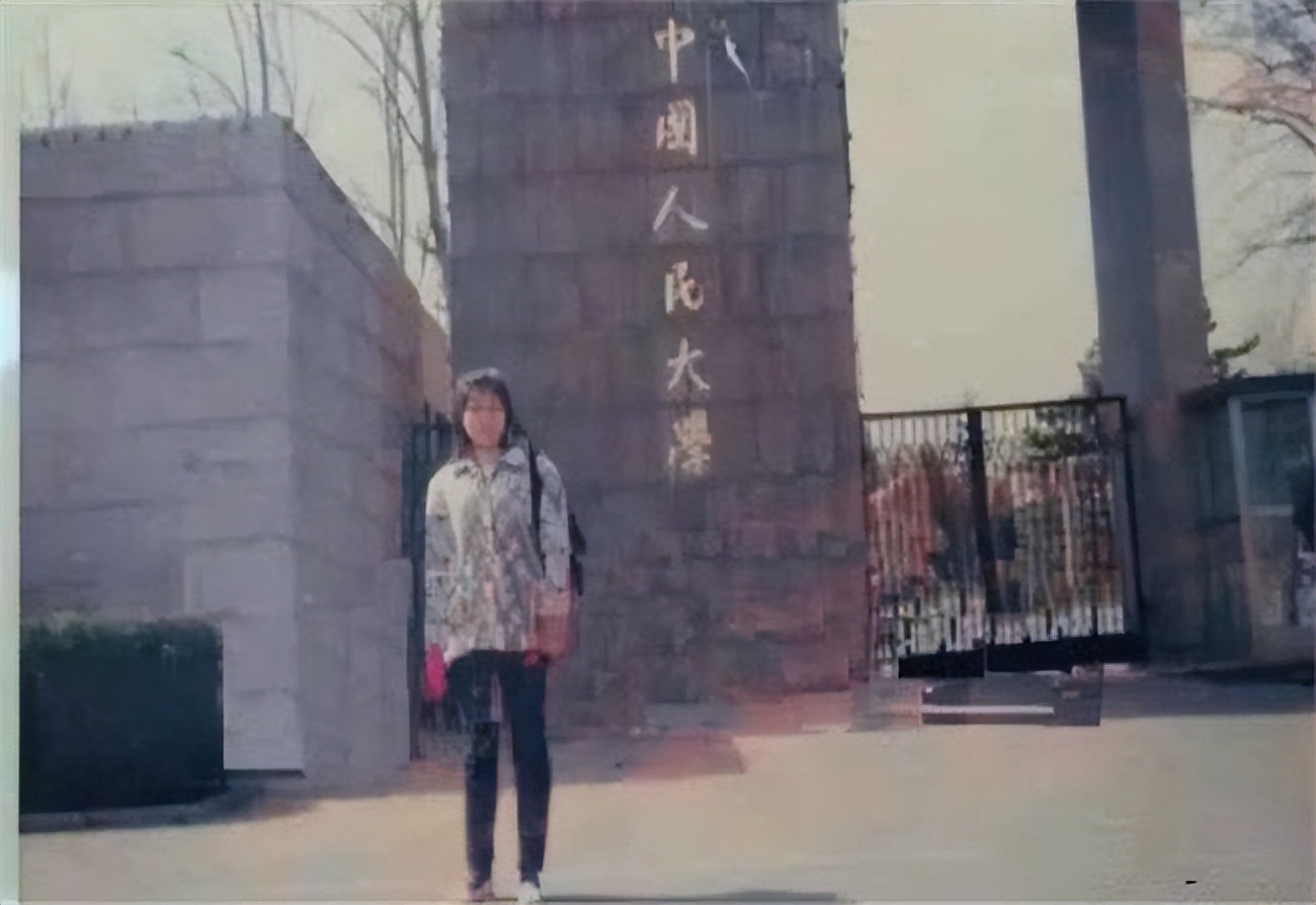 人大学霸考公考研失败，嫁贫苦光棍生6娃，校友集资20万给她建房