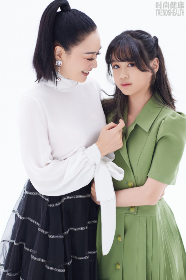 钟丽缇与俩女儿写真曝光，Jaden颜值逆袭星范儿足，考拉最像妈妈
