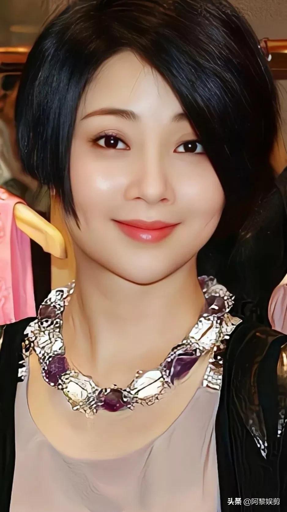 殷桃端庄优雅，肤白貌美