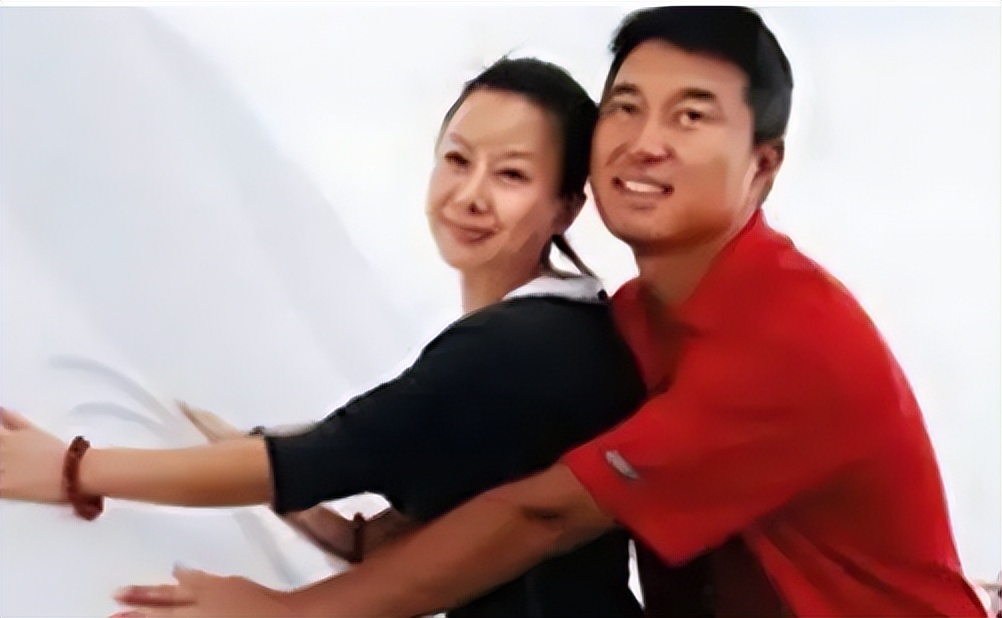 歌手满文军：两次婚姻两副面孔，他的故事比你看到的更恶劣