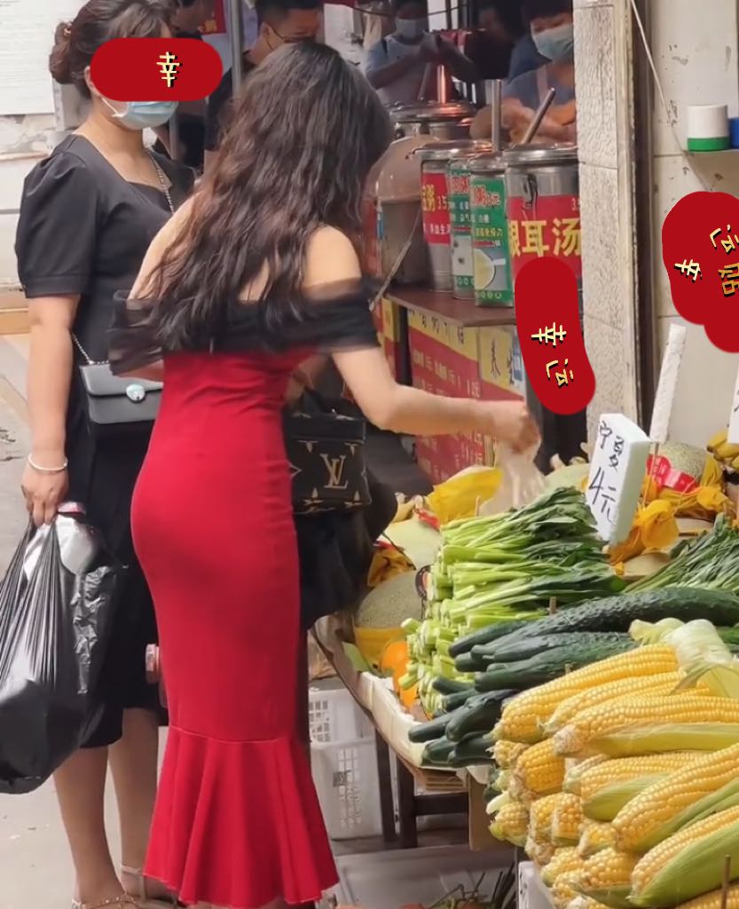 一26岁女子打扮精致出现菜市场引网友热议：这不是她该来的地方
