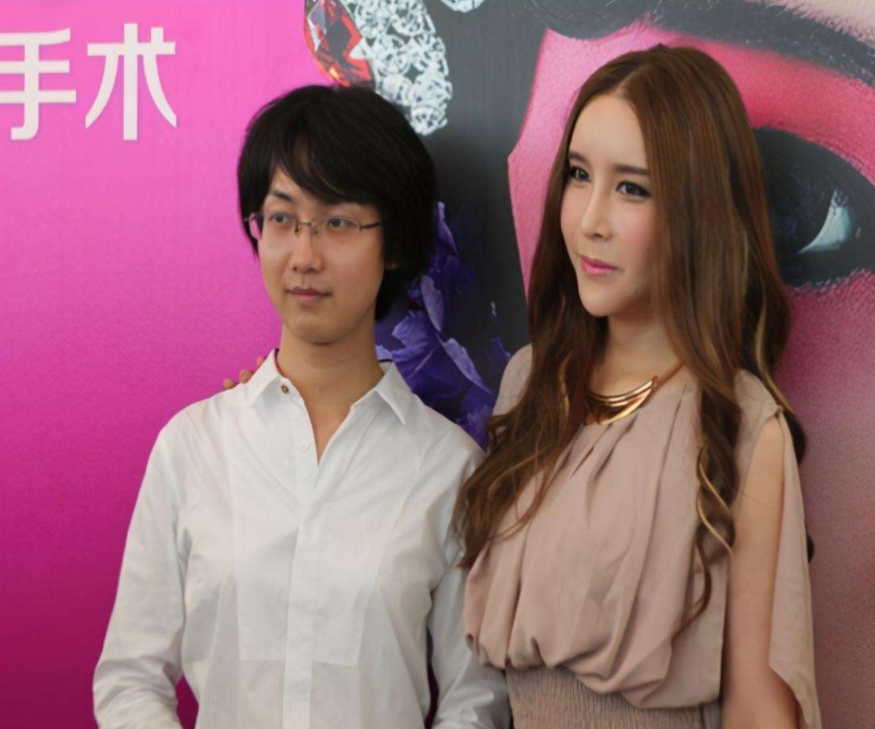 2005年“背母上学”的男孩，29岁时变性为刘婷，当选国际选美女郎