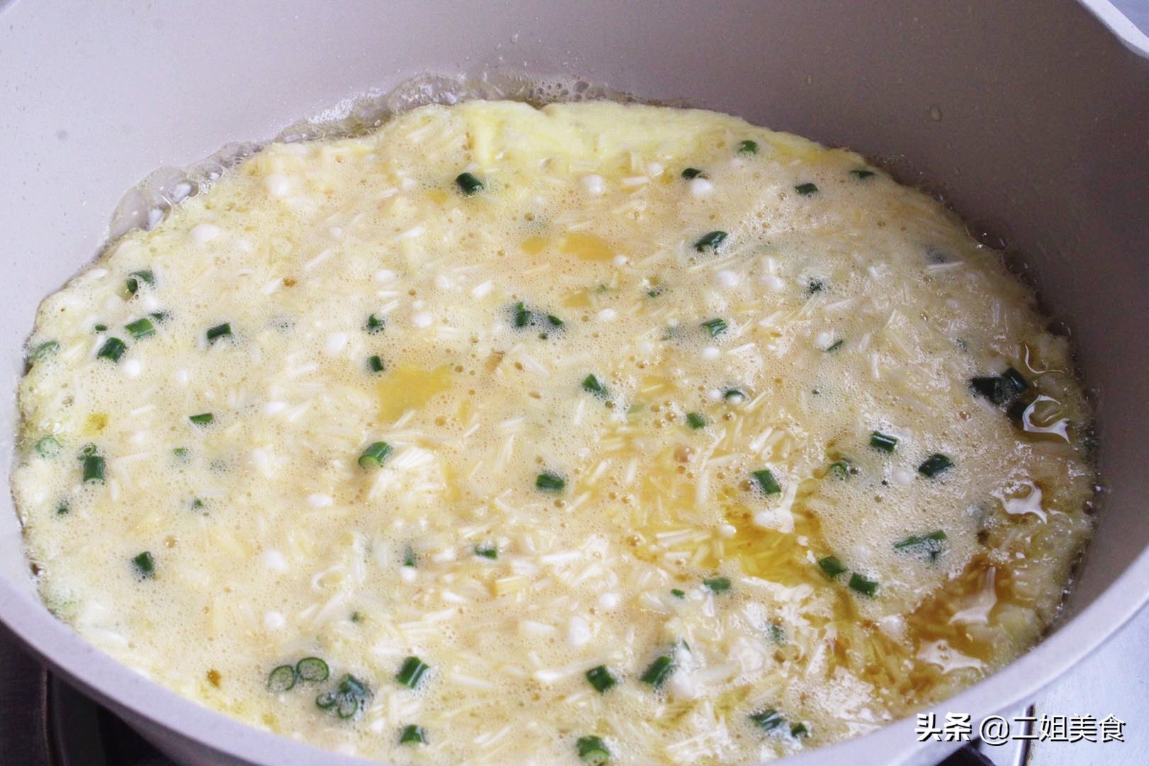 清明到 用金针菇搭配鸡蛋 十分钟搞定营养早餐饼 全家爱吃 天天看点