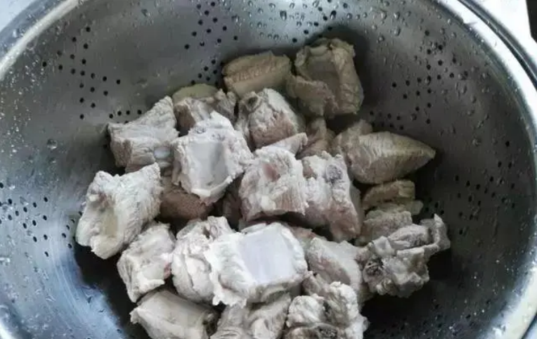 排骨焯水多长时间（教你4个技巧出锅又香又嫩无腥味）