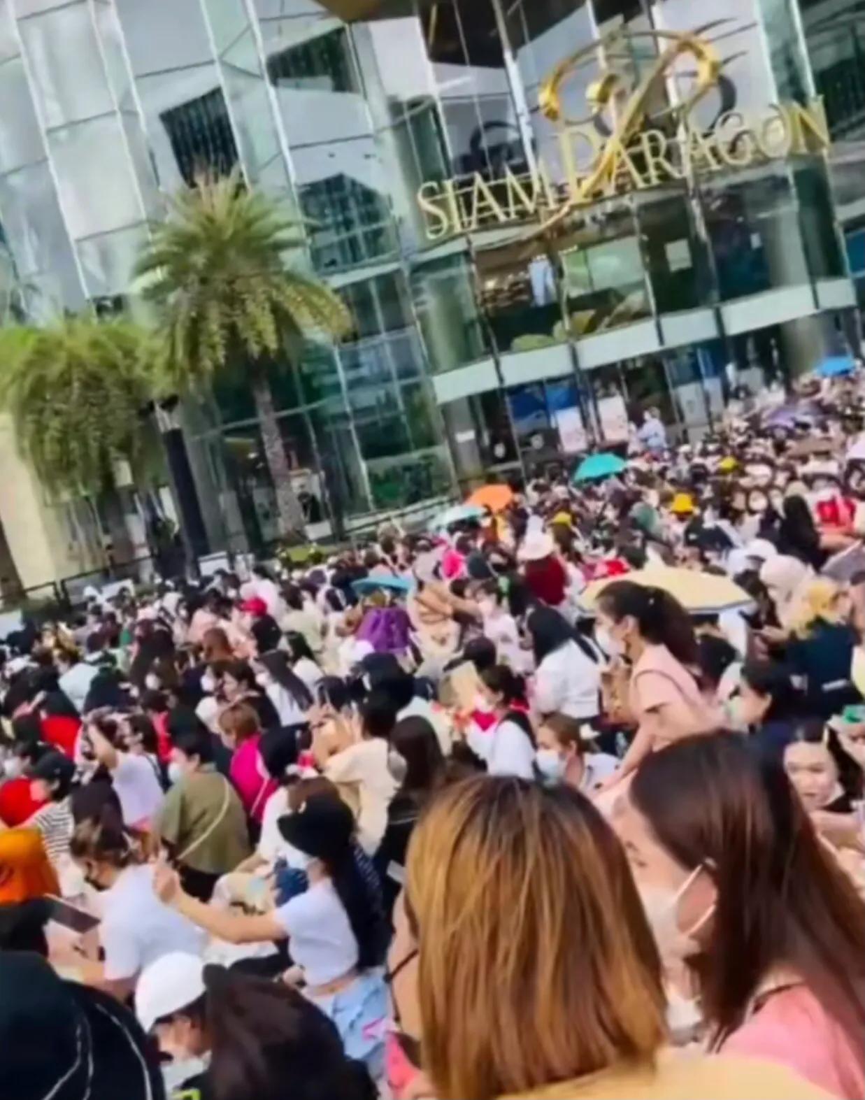 王嘉尔在泰国的人气，人山人海的粉丝接机，简直就是泰顶