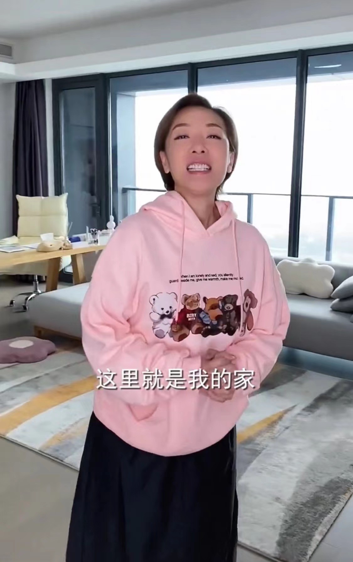 知名港星郭少芸晒豪宅内景！墙上挂满奢侈品，家中杂物堆满一面墙
