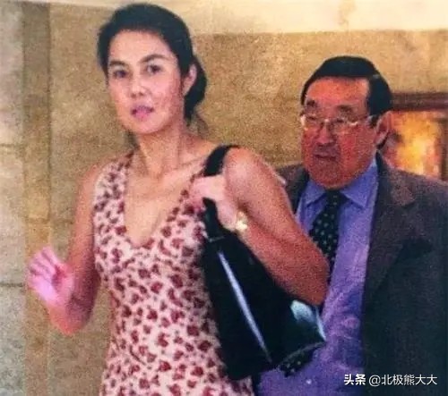 容忍丈夫出轨，用44年的卑微隐忍换来百亿遗产，何莉莉真是不简单
