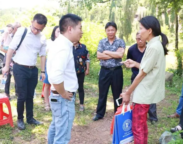 人大学霸考公考研失败，嫁贫苦光棍生6娃，校友集资20万给她建房