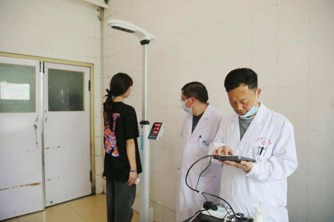 4月下旬的“高考体检”,全身要“一丝不挂”?学生表示很难配合