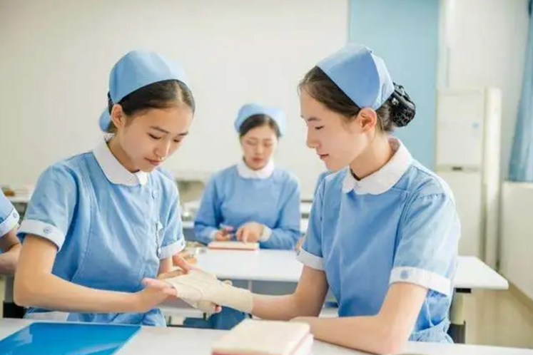 高考成绩400到500分的学生有福了，可优先选这类专业，就业前景好