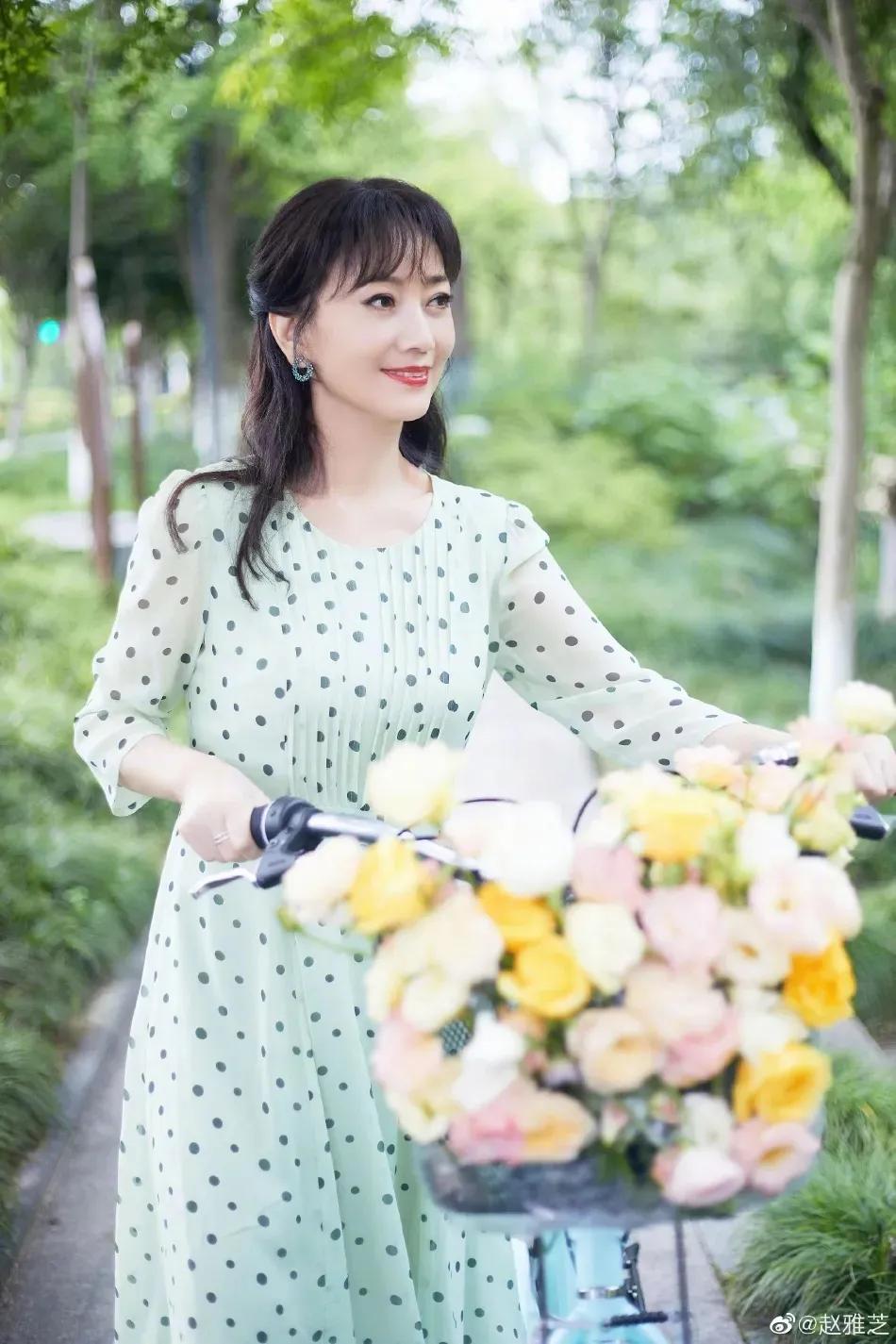 68岁赵雅芝手持鲜花美若天仙！不老女神太惊艳了