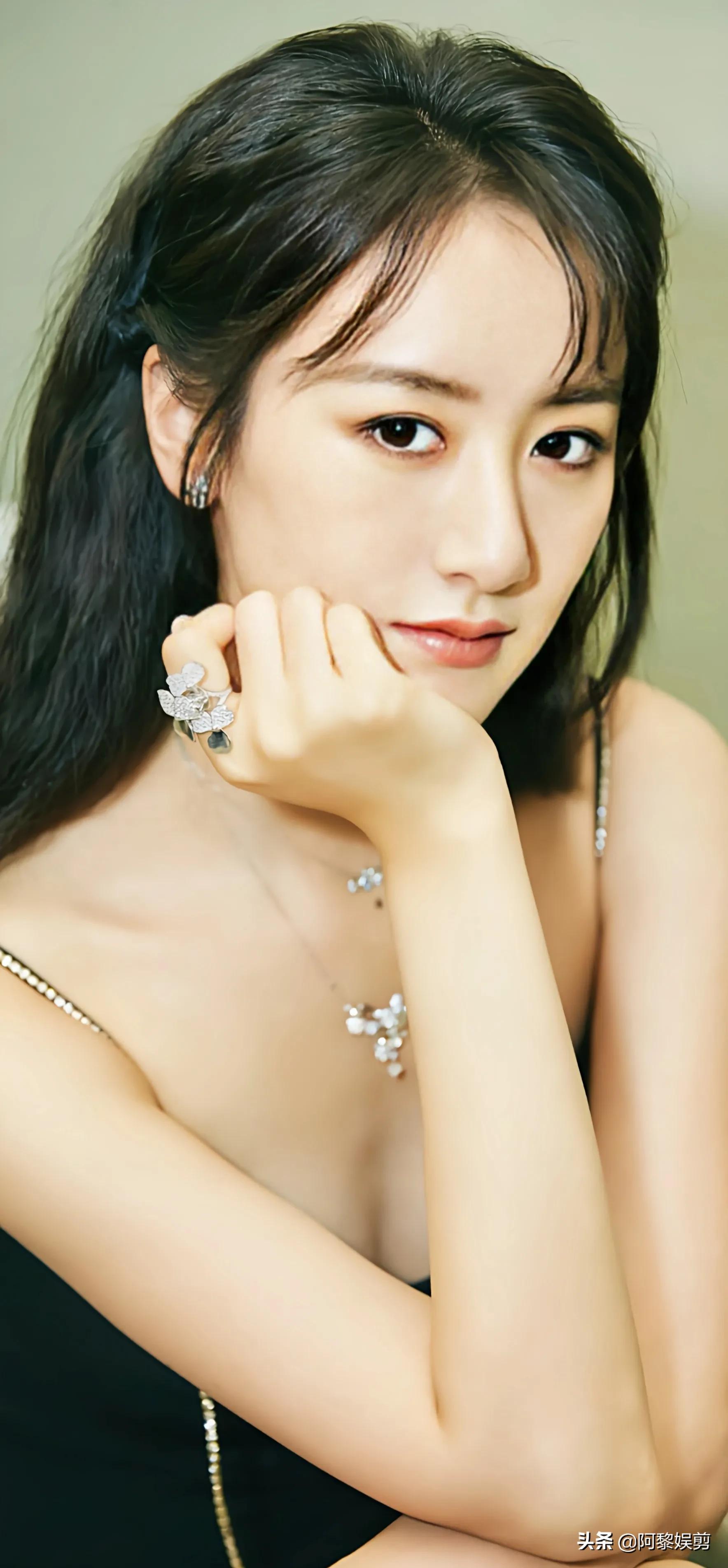 袁冰妍青春靓丽，甜美可爱